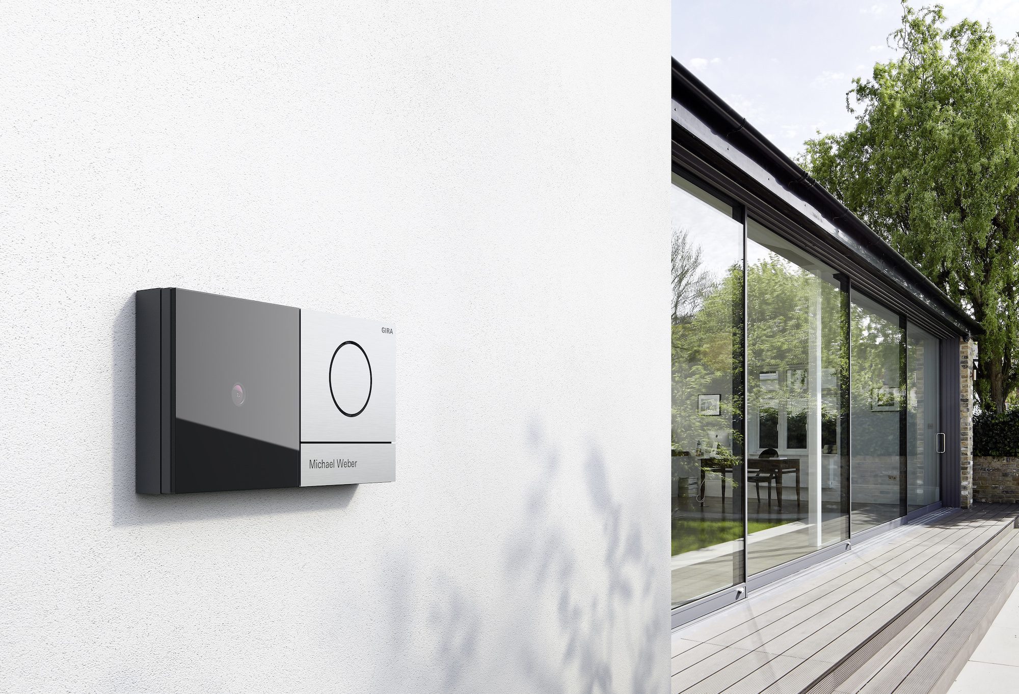 Moderne Türsprechanlage im Eingangsbereich eines Wohnhauses
