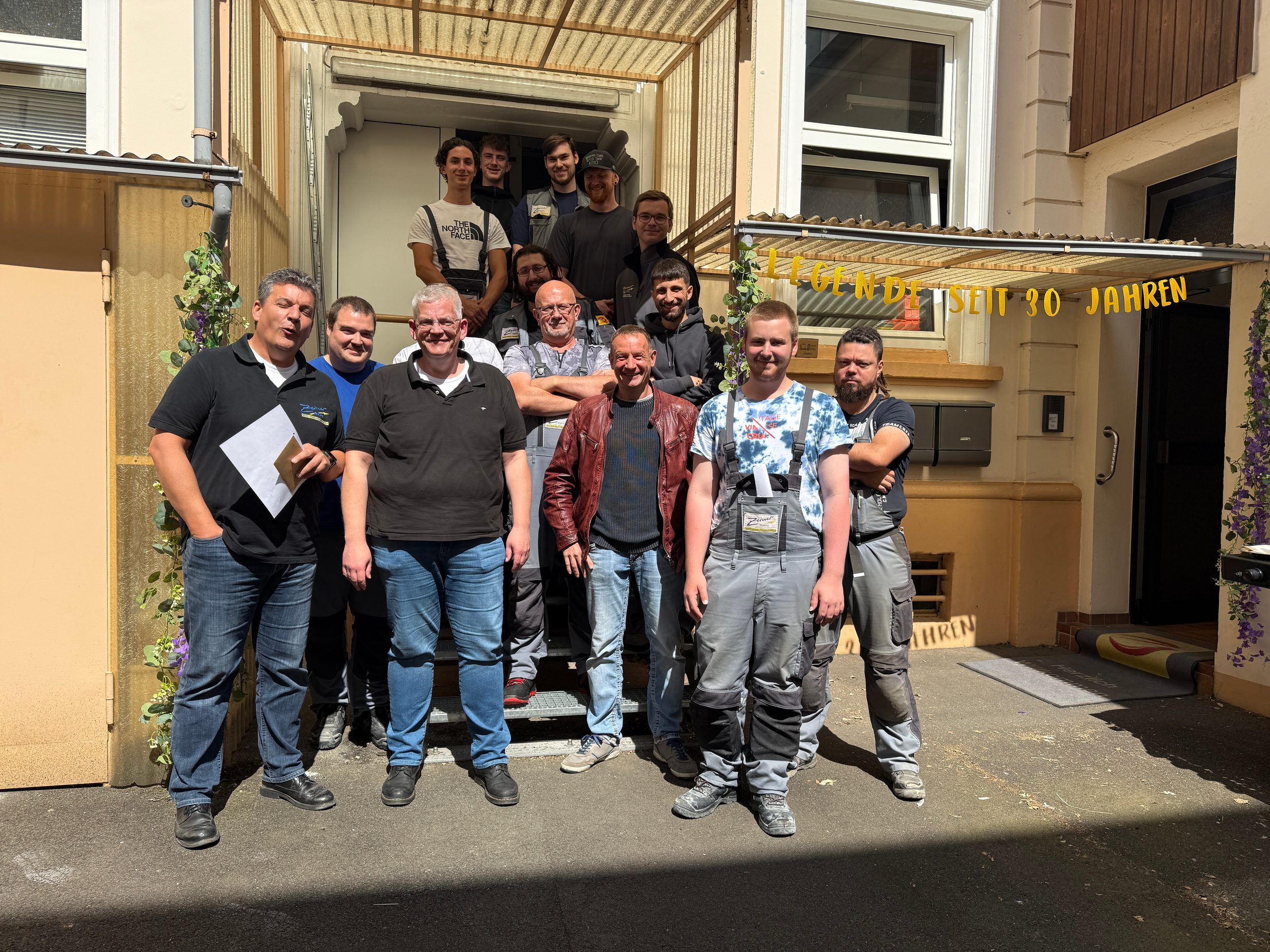 Das Team der Emil Zeiner GmbH vor dem Firmengebäude in Wuppertal